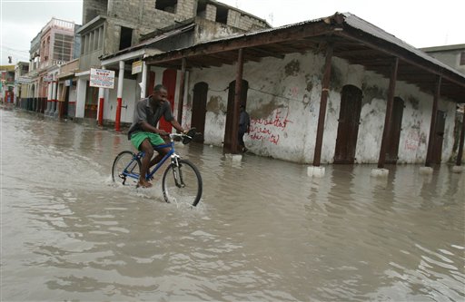 Une rue inondée de la ville des Cayes