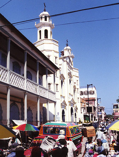 Jacmel, son marché, son église catholique