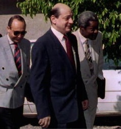 Malval se rendant à une réunion en novembre 1993